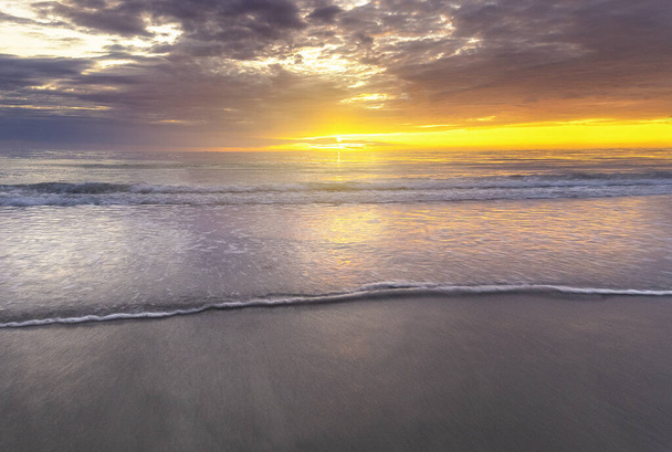 Denizin üzerinde güzel bir gün batımı - Fotoğraf, Görsel