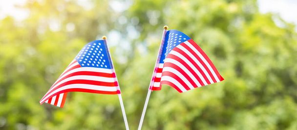Hand hält die Flagge der Vereinigten Staaten von Amerika auf grünem Hintergrund. USA Feiertag der Veteranen, Memorial, Independence (4. Juli) und Labor Day Konzept - Foto, Bild
