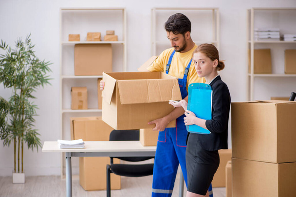 Jeune patron féminin et entrepreneur masculin faisant déménagement à la maison - Photo, image