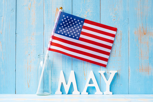Tahta masa arkasında Amerika Birleşik Devletleri bayrağı var. Anma gününüz ve bayram kutlamalarınız kutlu olsun. - Fotoğraf, Görsel