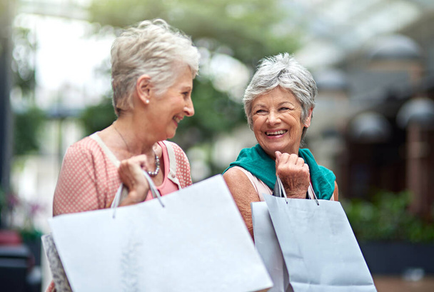 I bought so many things today. Cropped shot of a two senior women out on a shopping spree. - Photo, Image
