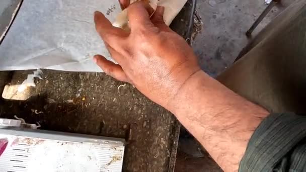 Обгортання курячого рулету в папері, пряна обгортка пакистанської та індійської вуличної їжі
 - Кадри, відео