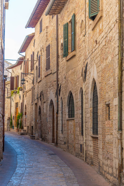 İtalya 'nın eski Assisi kasabasında dar bir sokak.. - Fotoğraf, Görsel