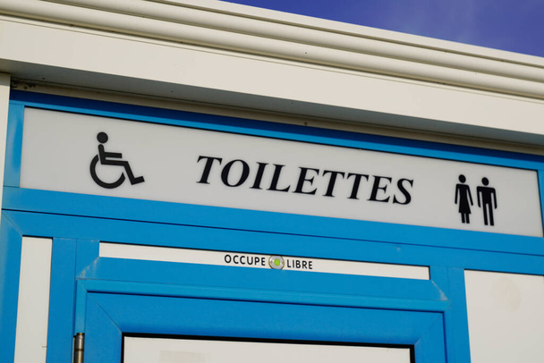 Toiletten öffentliche Toilette Französisch Zeichen Text behindertengerechter Zugang Symbol Logo Toiletten Symbol - Foto, Bild