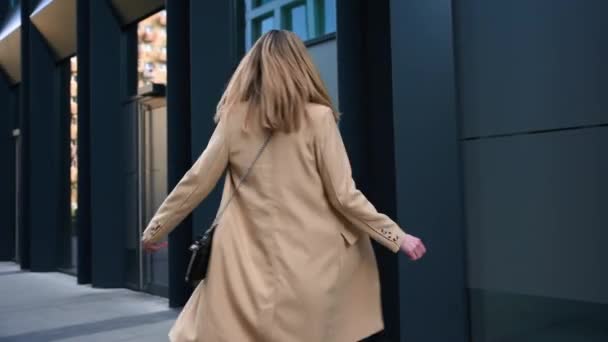 Szczęśliwa kobieta idzie ulicą miasta - Materiał filmowy, wideo