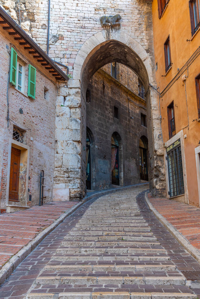 Narrow street in the old town of Perugia in Italy. - Fotoğraf, Görsel