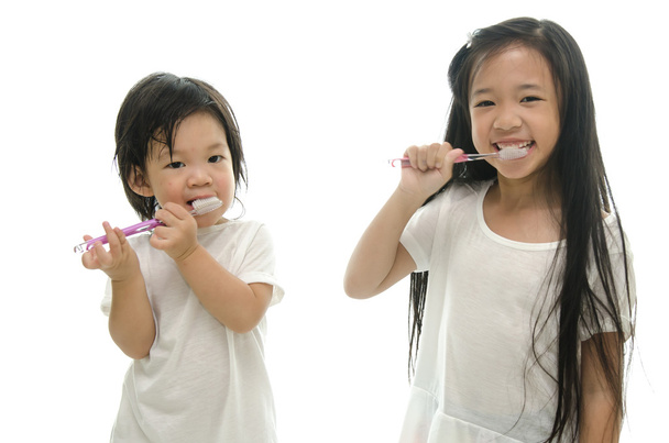 Kis-ázsiai lány és fiú, fogmosás - Fotó, kép