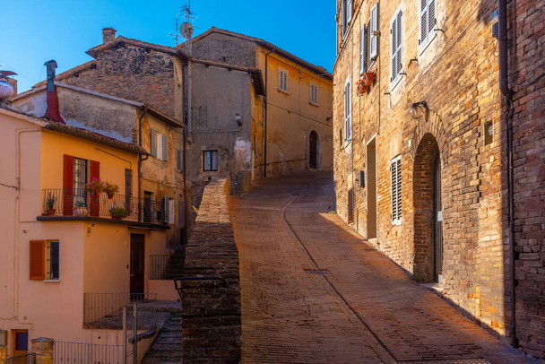 Narrow street in the old town of Urbino in Italy. - Foto, afbeelding