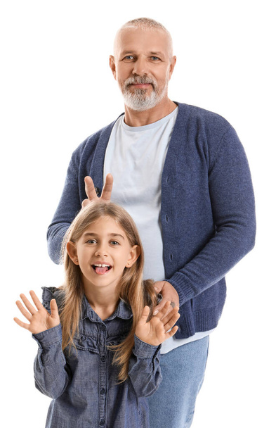 Älterer Mann mit seiner kleinen Enkelin auf weißem Hintergrund - Foto, Bild