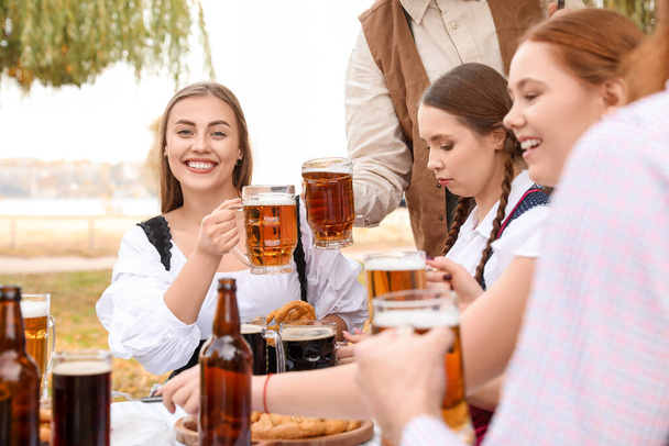 Люди з пивом, які святкують Берфест на відкритому повітрі - Фото, зображення
