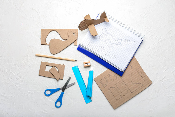 Materiais para fazer brinquedo plano de papelão no fundo branco - Foto, Imagem