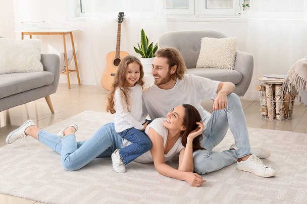 Jeune famille sur tapis doux à la maison - Photo, image