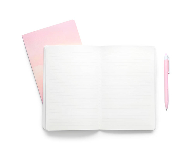 Notizbücher und Stift isoliert auf weiß - Foto, Bild