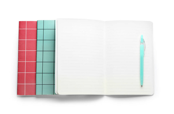 Fehér alapon izolált notebook és toll - Fotó, kép