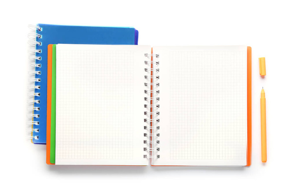 Notizbücher und Stift isoliert auf weiß - Foto, Bild