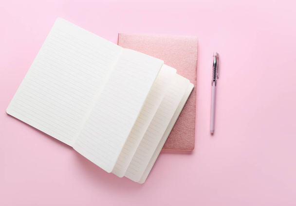 Notizbücher und Stift auf rosa Hintergrund - Foto, Bild
