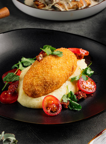 Chicken kiev cutlet with mashed potato - Foto, Bild