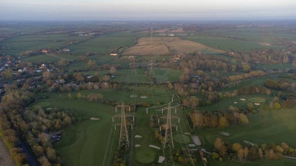 Eine Luftaufnahme von Strommasten im ländlichen Suffolk, Großbritannien - Foto, Bild