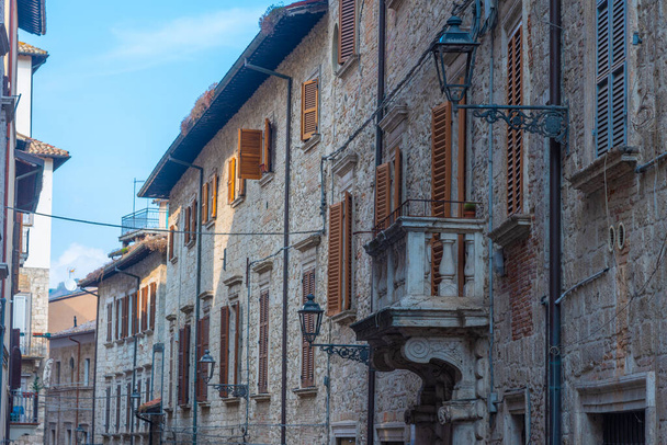 Narrow street in the old town of Ascoli Piceno in Italy. - Foto, Imagem
