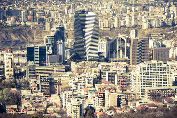 Georgia, Tbilisi. 17 de abril de 2022. Vista aérea do distrito central de Tbilisi. Paisagem urbana aérea. - Foto, Imagem