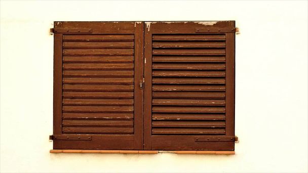 okiennice drewniane na białej fasadzie - Zdjęcie, obraz