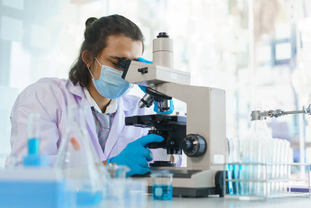 Conceito de pesquisa de laboratório, Cientista trabalhando em laboratório com microscópio para pesquisa de drogas e vacinas. - Foto, Imagem