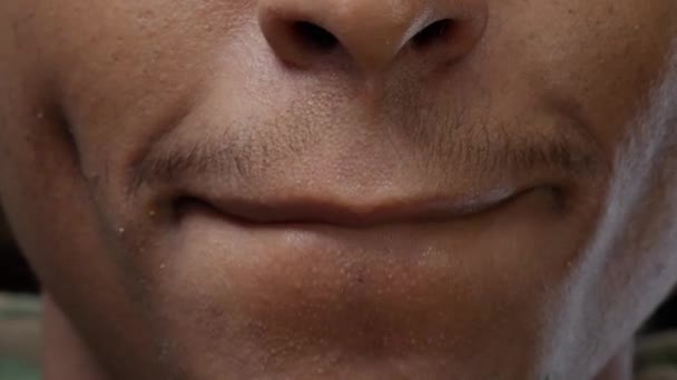 Μακρο πλάνο του αρσενικού μοντέλου που δείχνει ειλικρινές χαμόγελο και κινούμενα χείλη - Πλάνα, βίντεο
