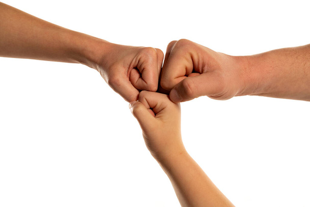 Familienhände in verschiedenen Generationen geben Fist Bump. Erfolgreiche Teamarbeit mit Gestenkommunikation. Familienpartnerschaft Familie arbeiten zusammen Harmonie, Vertrauen Konzept. - Foto, Bild