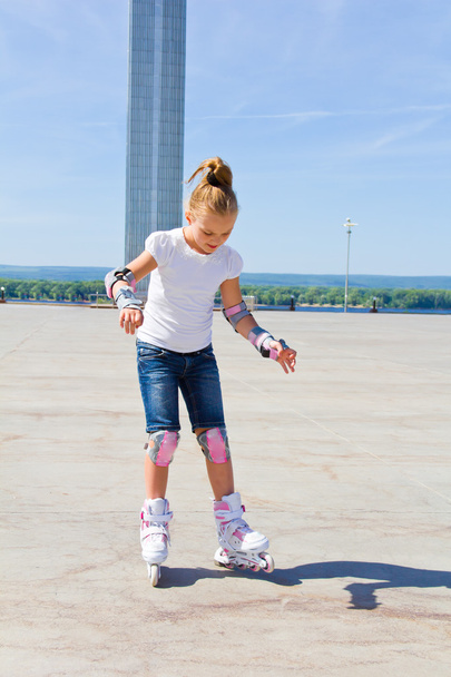 Learning girl on roller skates - 写真・画像