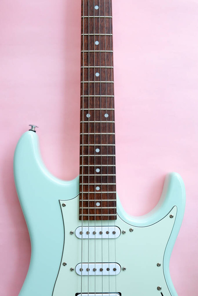 ピンクを基調としたミントグリーンエレクトリックギターの詳細ページ. - 写真・画像