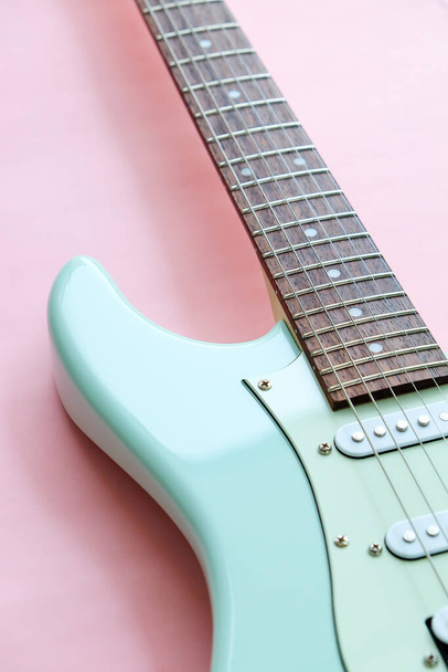 ピンクを基調としたミントグリーンエレクトリックギターの詳細ページ. - 写真・画像