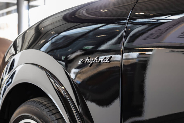 Close-up van het Hybride bord van de elektronische auto met een hybride motor - Foto, afbeelding