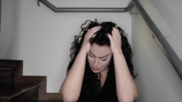 Depresyondaki orta yaşlı kadın kendini kötü hissediyor - Video, Çekim