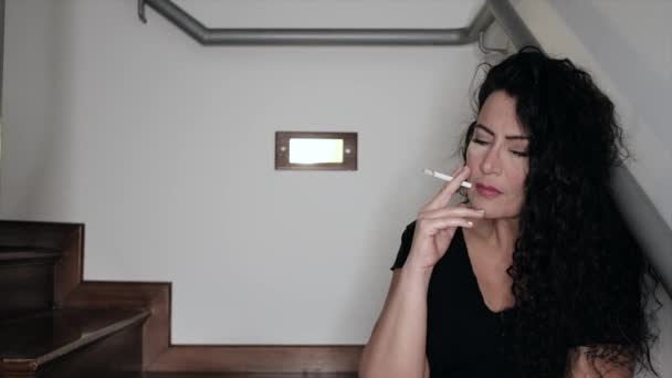 депрессивная женщина сидит лестница и курить - Кадры, видео