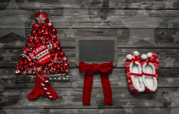 Houten Kerstmis achtergrond met rode decoratie en een lege adv - Foto, afbeelding