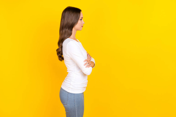 Foto de perfil de encantadora dama de negocios cruzados brazos mirada espacio vacío desgaste camisa blanca aislado color amarillo fondo - Foto, Imagen