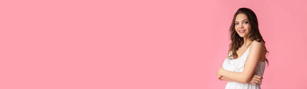Ampio banner con bella giovane donna sorridente in posa su sfondo rosa - Foto, immagini