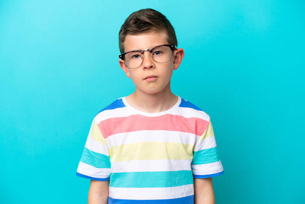 Little boy isolated on blue background With glasses - Foto, Imagen