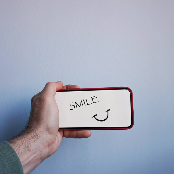 Wort Lächeln am Telefon, Gefühle und Emotionen  - Foto, Bild
