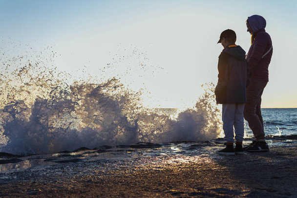 στην παραλία, η μαμά και ο γιος ματιά στα κύματα, υπάρχει ένα μέρος για ένα - Φωτογραφία, εικόνα