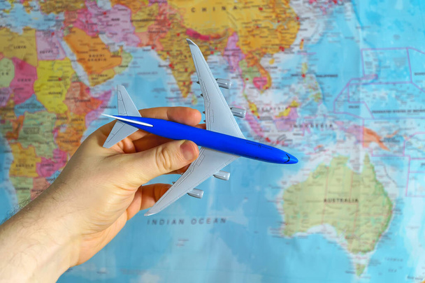 Flüge in der Region Asien. Modellflugzeug über Landkarte. - Foto, Bild