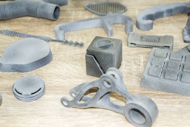 Muchos modelos diferentes impresos en impresora 3D. Objetos grises y negros impresos - Foto, Imagen
