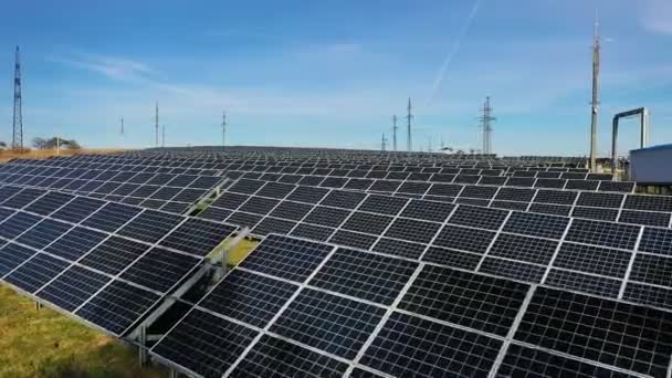 Vistas aéreas de drones da central solar. Painéis solares num campo verde. Energia alternativa, produção fotovoltaica - Filmagem, Vídeo