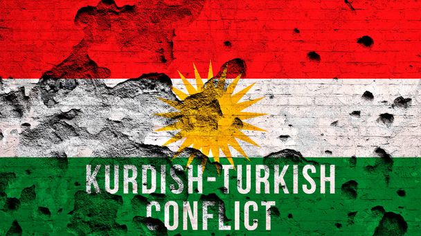 Kurdien ja Turkin konfliktin tausta ja Kurdistanin lippu sekä teksti. Sota-ajatus. Rikkoutunut ja vahingoittunut tiiliseinä - Valokuva, kuva