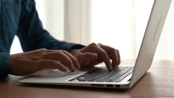 Üzletember kéz dolgozik alkalmas laptop számítógép irodai asztal közelkép lövés - Felvétel, videó