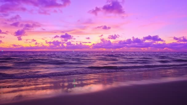 Tropische zee bij zonsondergang of zonsopgang over zee video 4K, De zon raakt horizon, Rode hemel in gouden uur verbazingwekkende zeegezicht, Oceaan strand zonsondergangen prachtige hemel. - Video