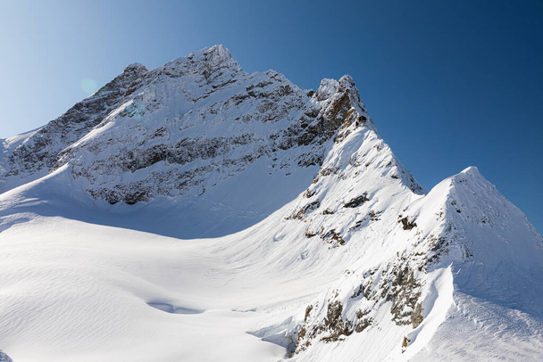 Snow-caped vuori sininen taivas Jungfrau, Interlaken, Sveitsi. Marraskuun 2019 alkutalvi, lumi alkaa peittää kylmän lämpötilan vuoristoaluetta
. - Valokuva, kuva
