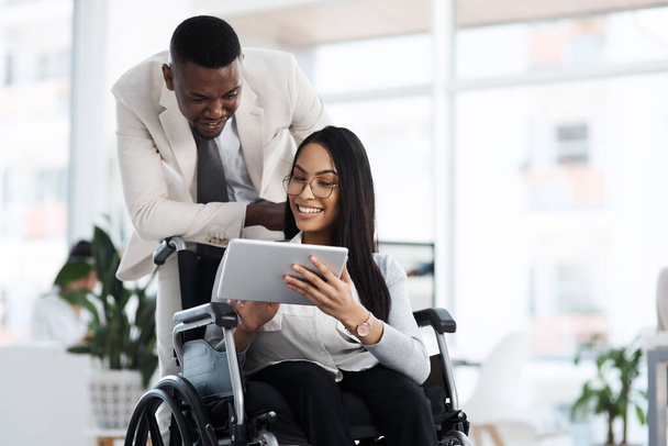 Co ty na to? Vystřižený záběr atraktivní mladé podnikatelky na invalidním vozíku mluvit s mužským kolegou tlačí ji přes kancelář. - Fotografie, Obrázek