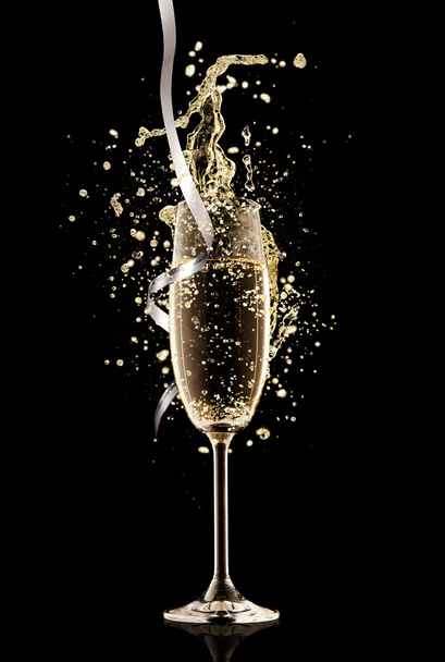 Champagne glass with splash - Foto, Bild