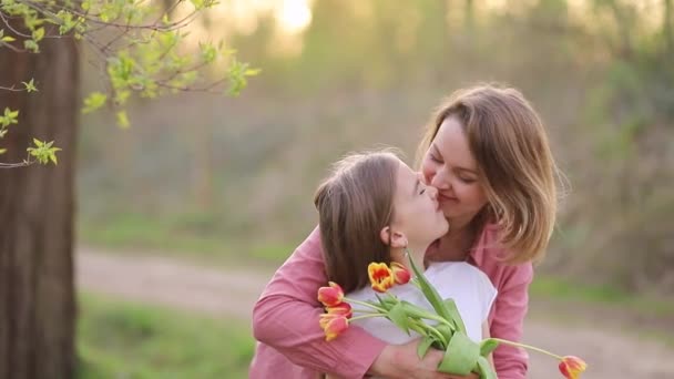 Μητέρα αγκαλιές και φιλιά κόρη - Πλάνα, βίντεο